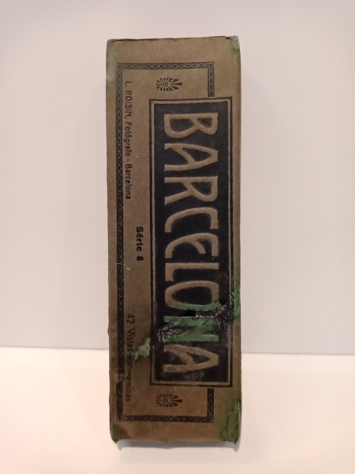 Barcelona. 42 Vistas panorámicas. [Album desplegable conteniendo 42 tarjetas postales]