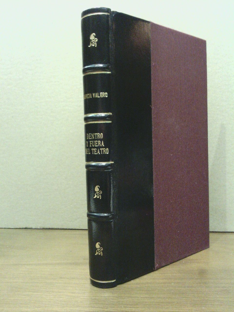 Dentro y fuera del teatro: Crónicas retrospectivas, historias, costumbres, anécdotas …