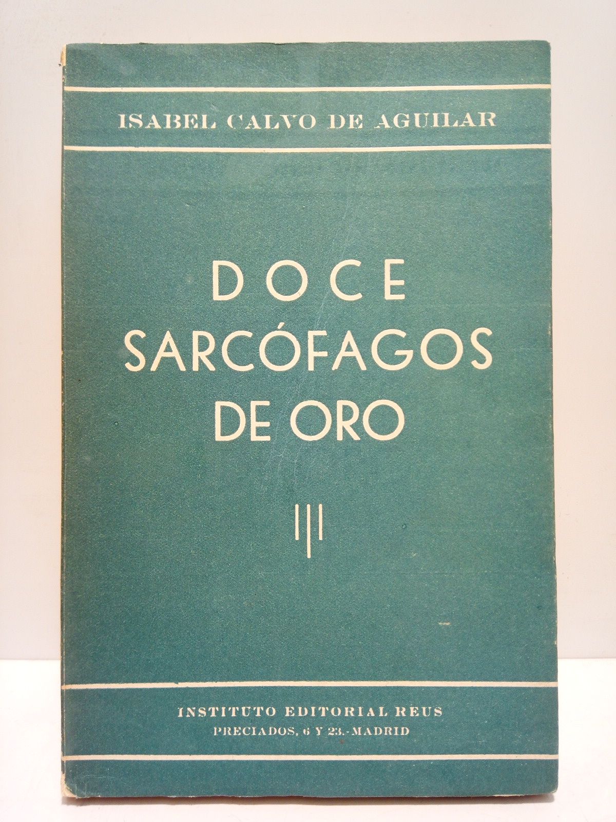 Doce sarcófagos de oro