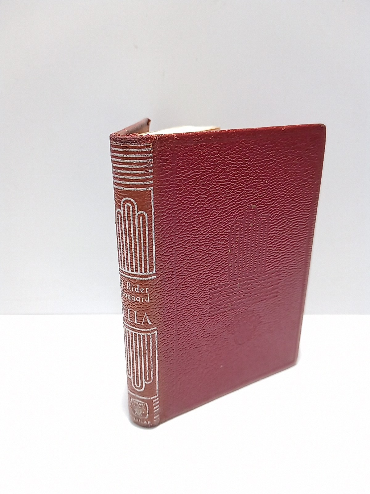 Ella / Traduc. del inglés por Federico G. Cuells; nota …