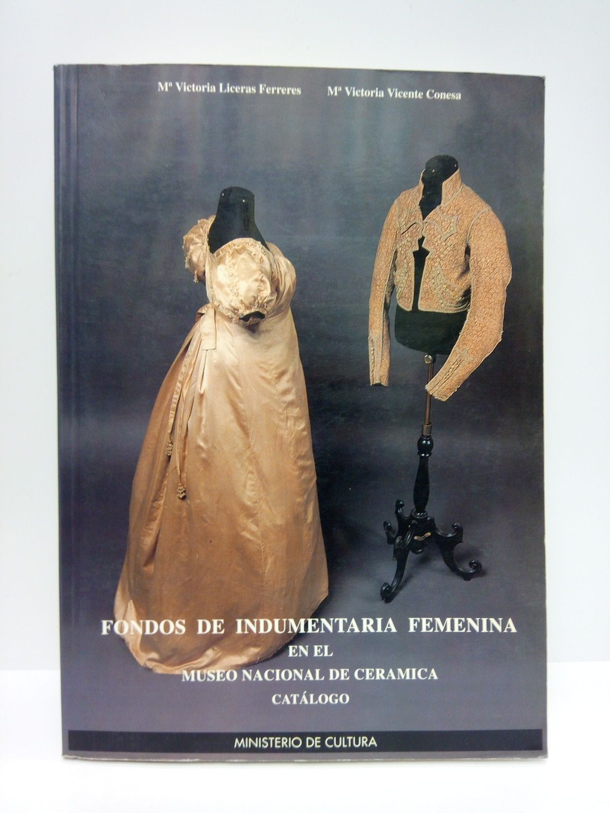 Fondos de indumentaria femenina en el Museo Nacional de Cerámica …