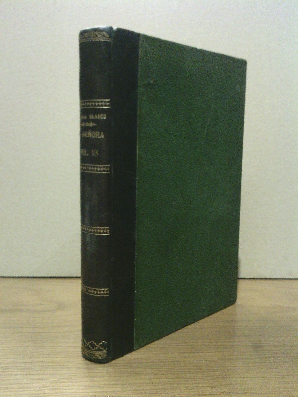 La señora del 13: cuentos alegres. (Novela)