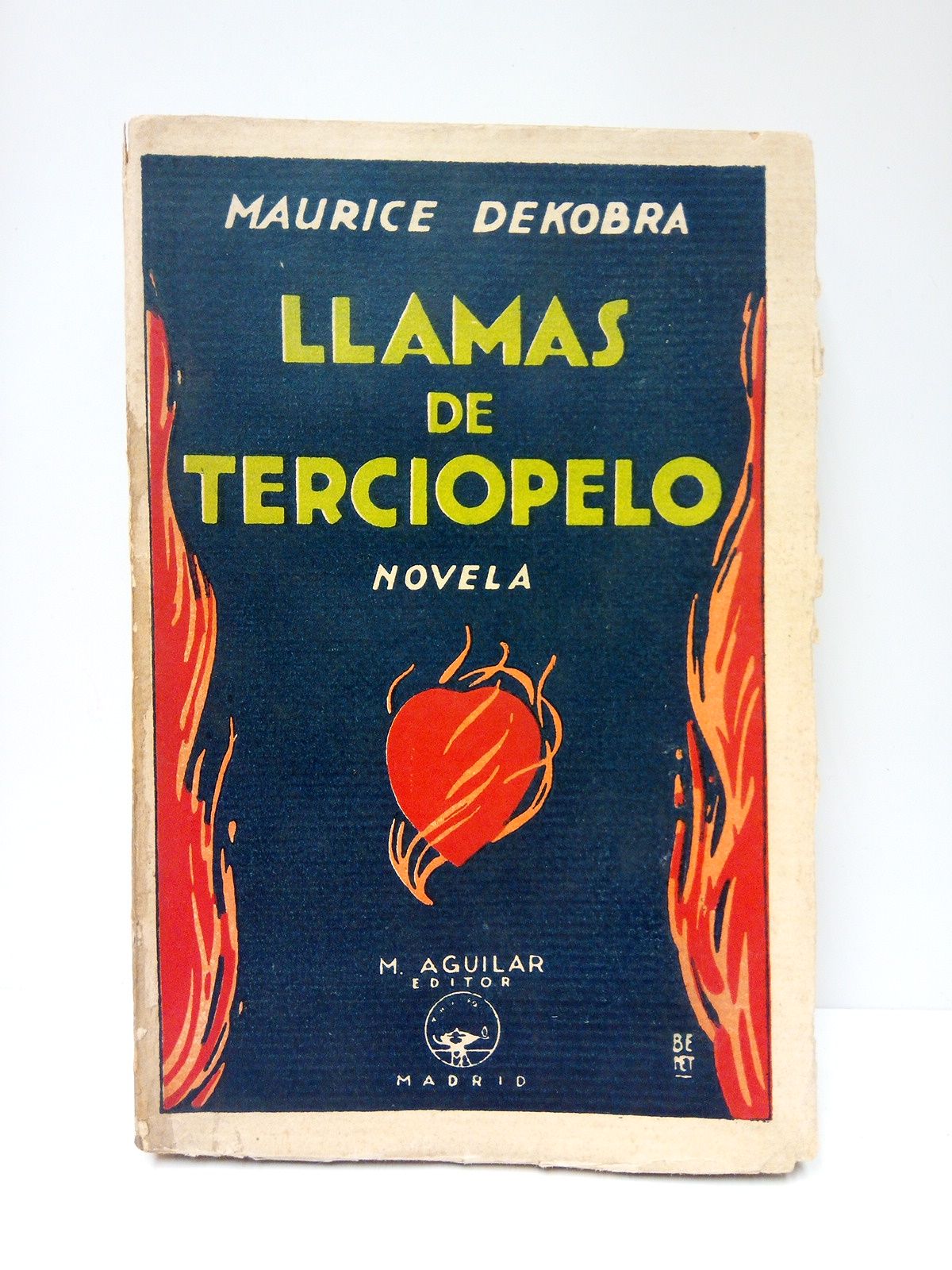 Llamas de Terciopelo. (Novela cosmopolita) / Traducción de Manuel Pumarega