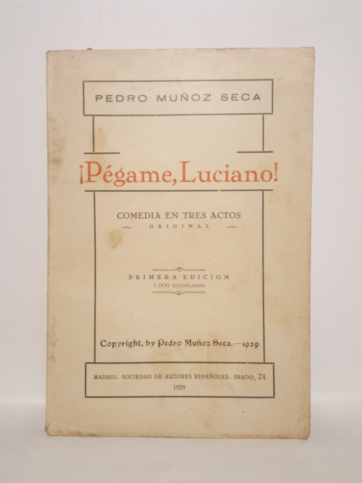 ¡Pégame, Luciano!. (Comedia en tres actos. Estrenada en el Teatro …