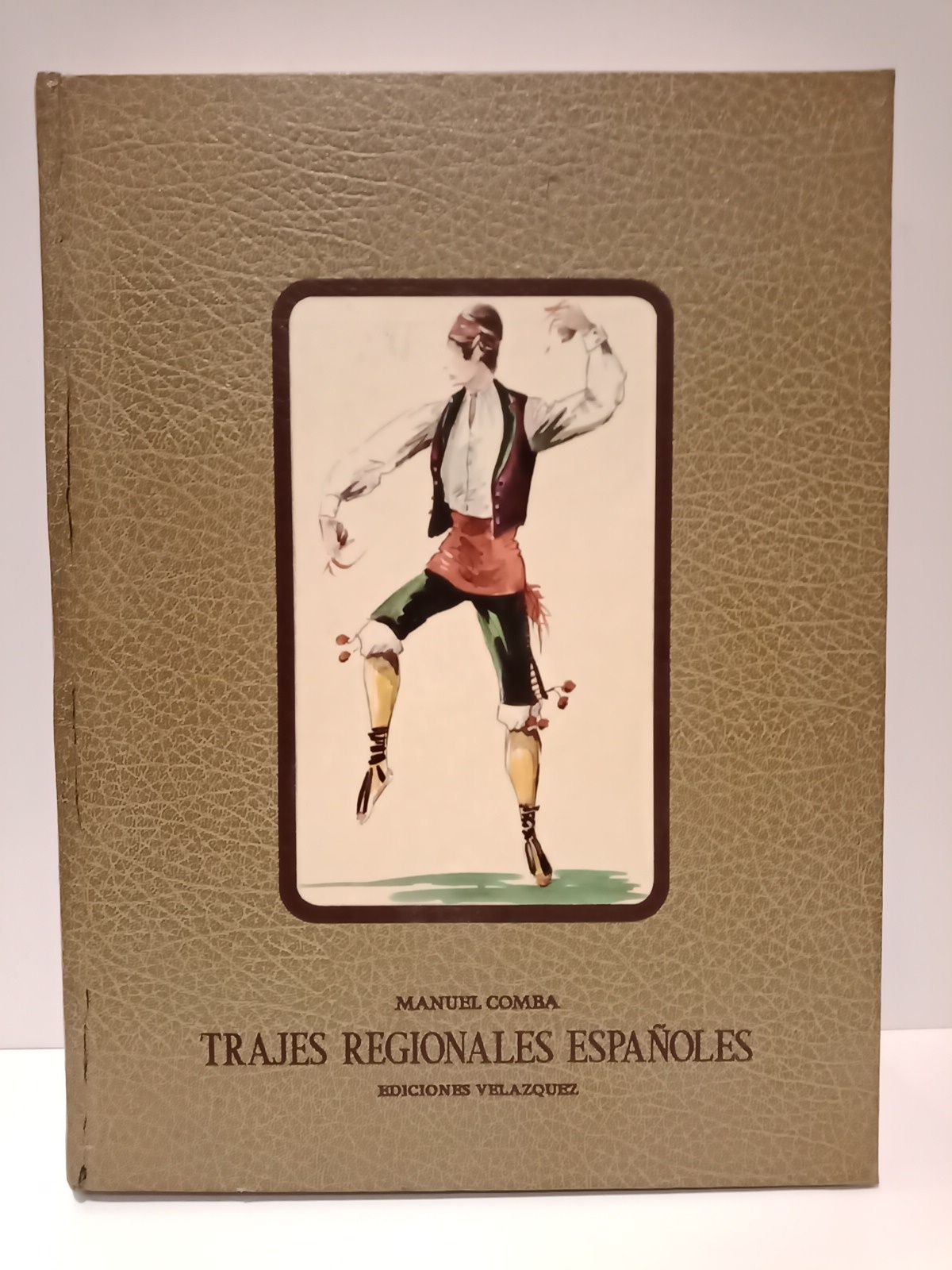 Trajes regionales españoles. (Con 210 ilustraciones a todo color del …