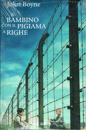 Il bambino con il pigiama a righe.