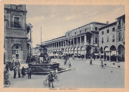 Cartolina - Faenza Piazza Umberto I biciclette animata