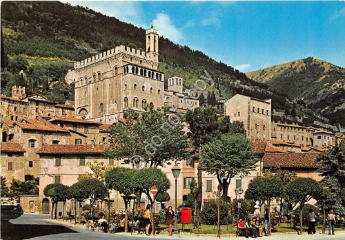 Cartolina - Gubbio Piazza 40 Martiri animata (Perugia)