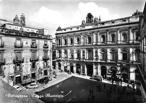 Cartolina - Postcard - Caltagirone - Piazza Municipio - animata …