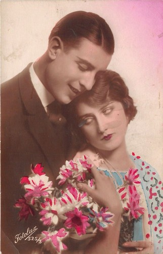 Cartolina - Postcard - Coppia di innamorati - fiori bianchi …