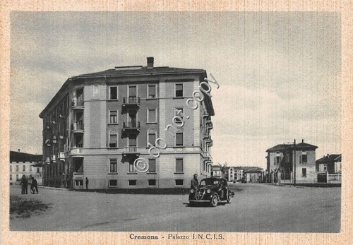 Cartolina - Postcard - Cremona Palazzo I.N.C.I.S. animata auto d'epoca
