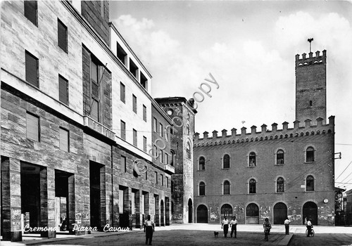 Cartolina - Postcard - Cremona Piazza Cavour animata