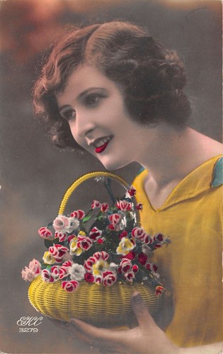Cartolina - Postcard - Donna - cestino di fiori