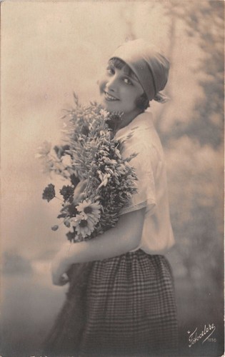 Cartolina - Postcard - Donna - mazzo di fiori di …