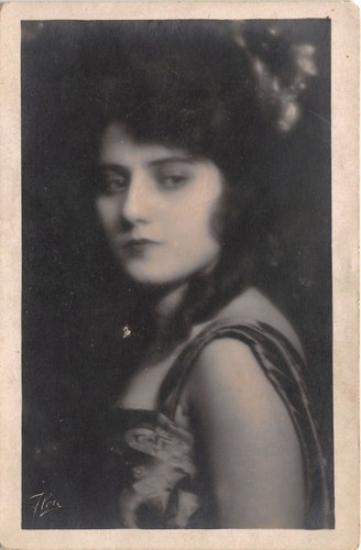 Cartolina - Postcard - Donna - volto a tre quarti …