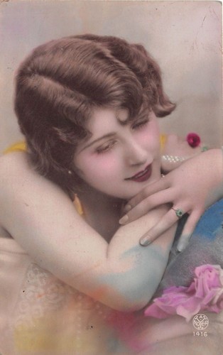 Cartolina - Postcard - Donna pensierosa davanti alle rose