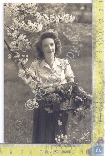 Cartolina - Postcard - fotografia - donna con cestino di …