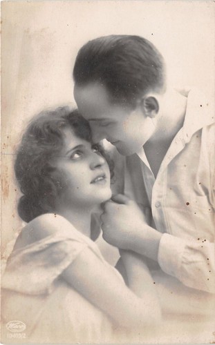 Cartolina - Postcard - Innamorati - abbracciati