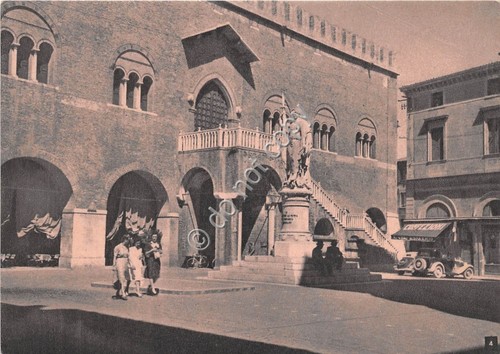Cartolina - Treviso Piazza Indipendenza animata auto d'epoca 1948