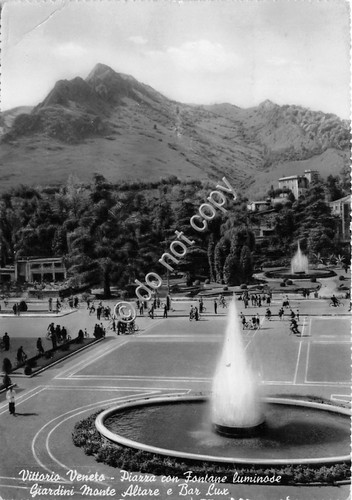 Cartolina - Vittorio Veneto Piazza con fontana Bar Lux 1951 …