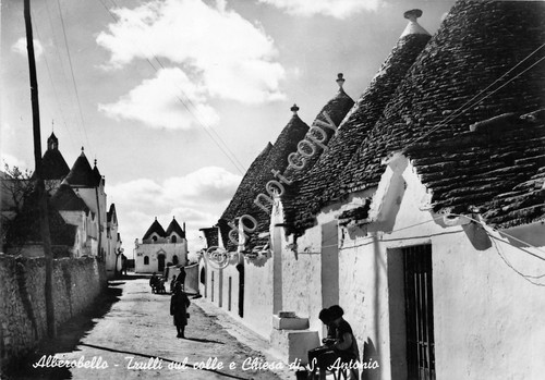 Cartolina Aberobello Trulli sul colle Chiesa S. Antonio animata