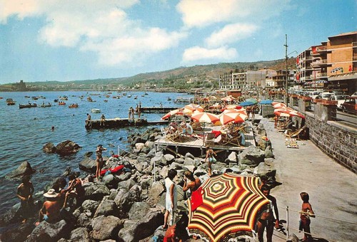 Cartolina Acitrezza Panorama e lungomare animata spiaggia case Anni '70