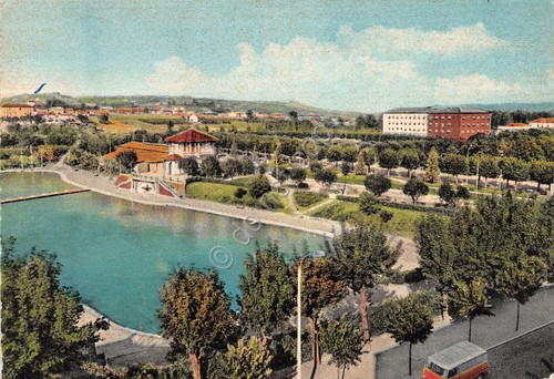 Cartolina Acqui piscina case edifici colorata 1961