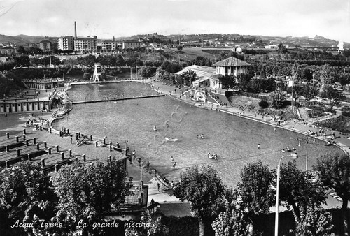 Cartolina Acqui Terme la grande piscina 1964