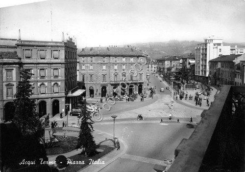 Cartolina Acqui Terme Piazza Italia animata 1958 (Alessandria)