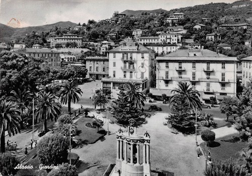 Cartolina Alassio i giardini e panorama parziale