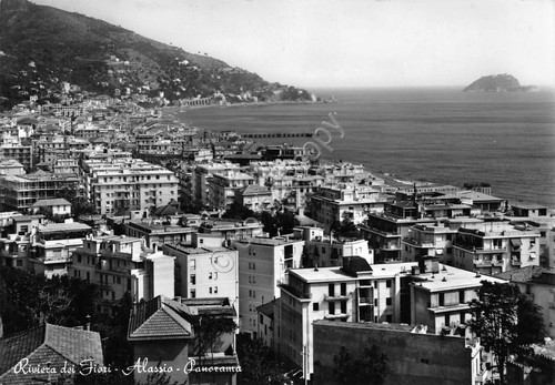 Cartolina Alassio panorama paese 1962