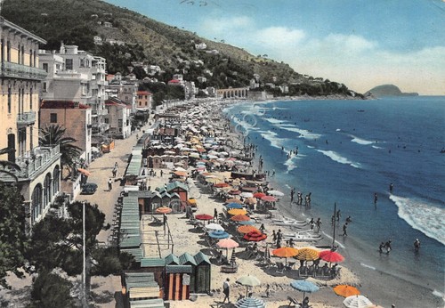 Cartolina Alassio Spiaggia animata 1956 (Savona)