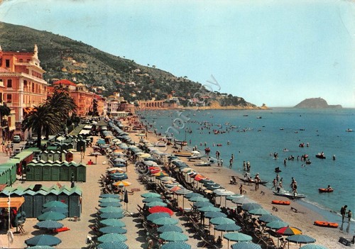Cartolina Alassio spiaggia di Levante animata 1960 (Savona)