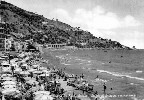Cartolina Alassio Spiaggia ombrelloni animata Nuovo ponte 1954