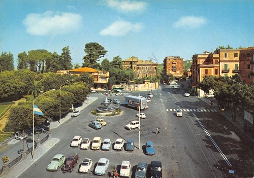 Cartolina Albano Laziale Piazza Mazzini auto d'epoca