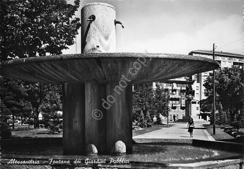 Cartolina Alessandria fontana dei giardini pubblici 1954