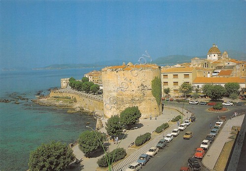 Cartolina Alghero lungomare Torre Sulis auto d'epoca dall'alto