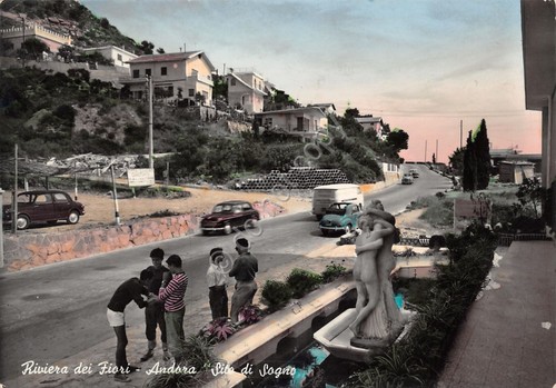 Cartolina Andora una strada animata auto d'epoca colorata anni '50