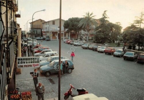 Cartolina Ardea Piazza del Popolo Frutteria auto d'epoca