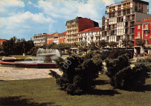 Cartolina Arona giardini lungolago edifici case anni '80