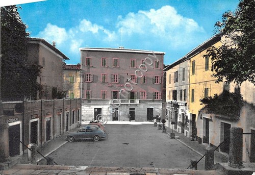 Cartolina Asciano Piazza Garibaldi auto d'epoca 1988 (Siena)