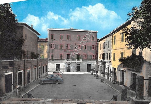 Cartolina Asciano Piazza Garibaldi auto d'epoca 1988 (Siena)