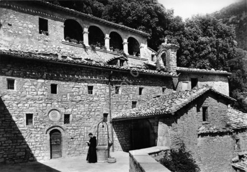 Cartolina Assisi Eremo delle Carceri Chiostro con Frate animata