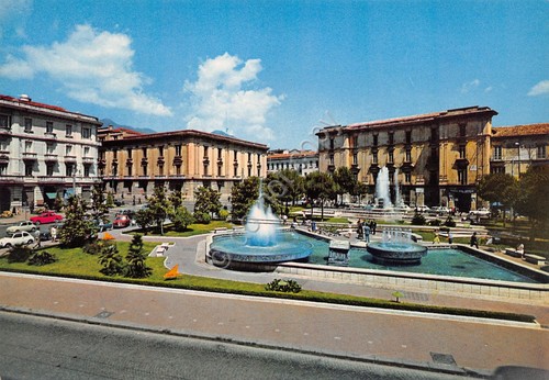 Cartolina Avellino Piazza Libertà fontana auto case anni '80