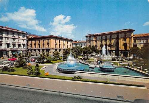 Cartolina Avellino Piazza Libertà fontana case auto anni '80
