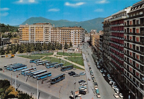 Cartolina Avellino Via Luigi Amabile animata auto bus anni '80