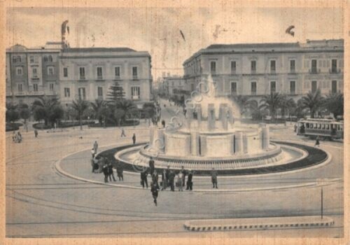 Cartolina Bari Fontana di Piazza Roma Via V. Veneto animata …