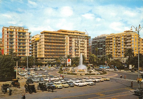 Cartolina Bari Piazza Roma 1973 auto