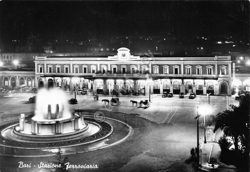 Cartolina Bari Stazione ferroviaria carrozze cavalli auto notturno 1956