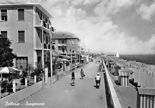 Cartolina Bellaria Lungomare animata 1957